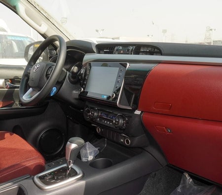 White Toyota Hilux 2025