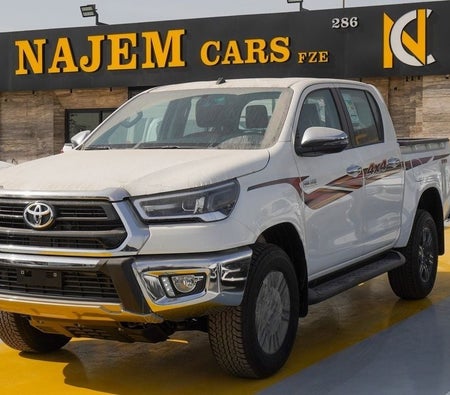 White Toyota Hilux 2025