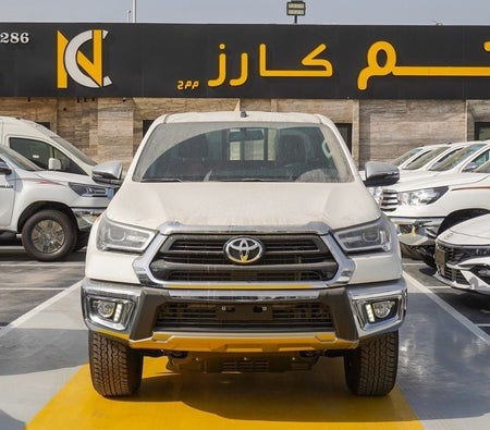 White Toyota Hilux 2025