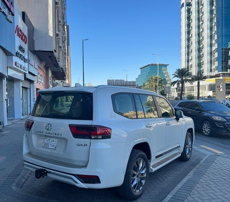White Toyota Land Cruiser VXR Twin Turbo 2025 White Toyota Land Cruiser VXR Twin Turbo 2025