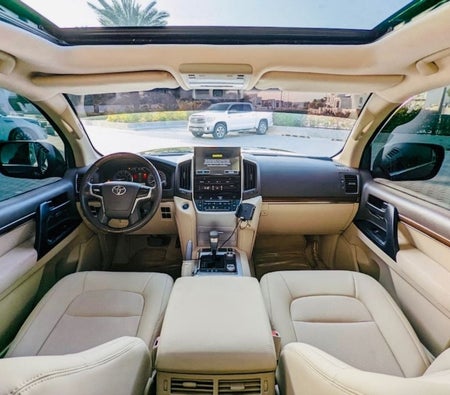 Negro Toyota Land Cruiser 2021