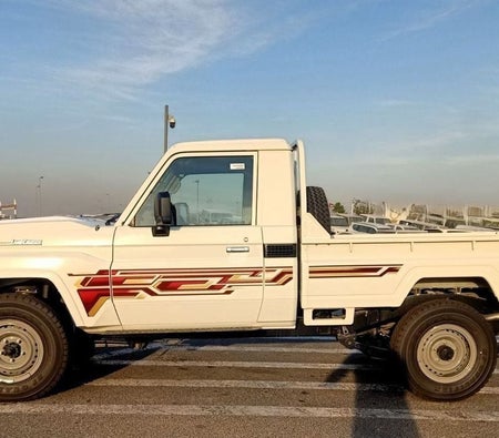 White Toyota Land Cruiser 2025