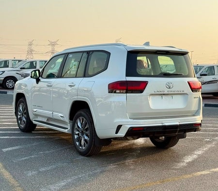 Белый Toyota Land Cruiser 2026 Белый Toyota Land Cruiser 2026