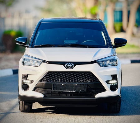 Белый Toyota Raize 2024 год