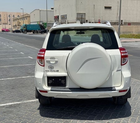 Beyaz Toyota RAV4 2012