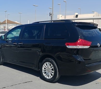 Black Toyota Sienna 2014
