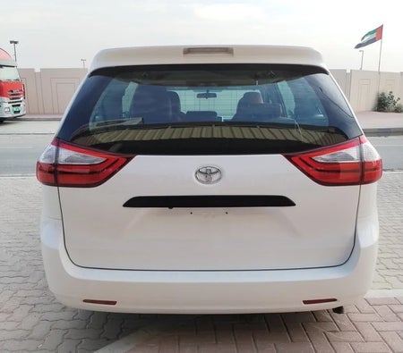 White Toyota Sienna 2016