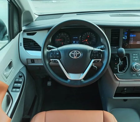 Toyota Sienna 2016, photo 3 of 4