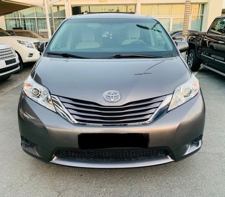 Toyota Sienna 2016, photo 2 of 4