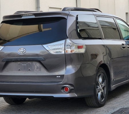 Grigio Toyota Sienna SE 2017