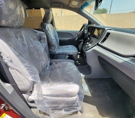 Burgund Toyota Sienna LE 2017