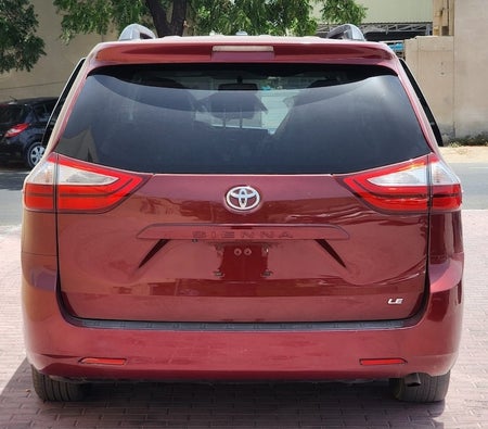 Burgund Toyota Sienna LE 2017
