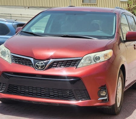 Burgund Toyota Sienna LE 2017