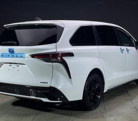 Bianca Toyota Sienna XLE 2021