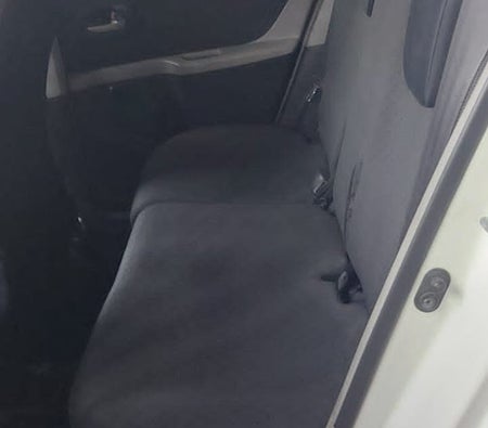 White Toyota Yaris SE 2011