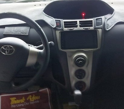 White Toyota Yaris SE 2011