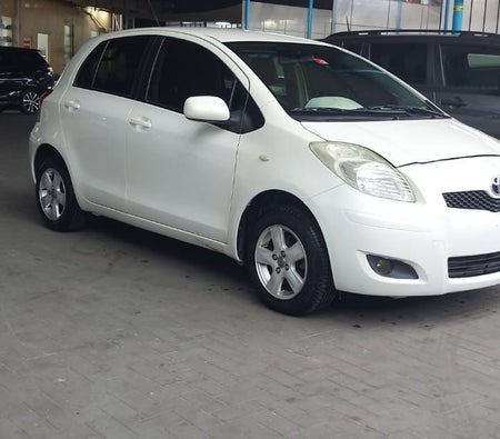 White Toyota Yaris SE 2011