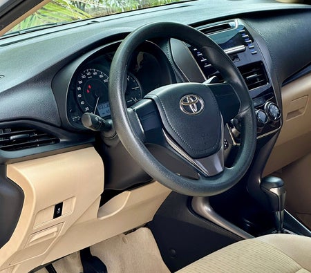 White Toyota Yaris 2021