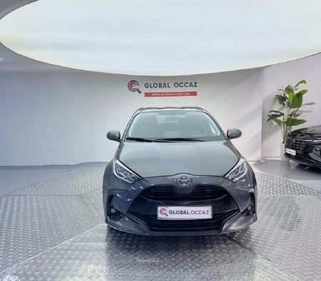 Koyu gri Toyota Yaris 2022