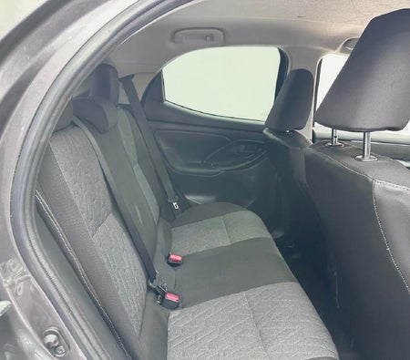 Koyu gri Toyota Yaris 2022