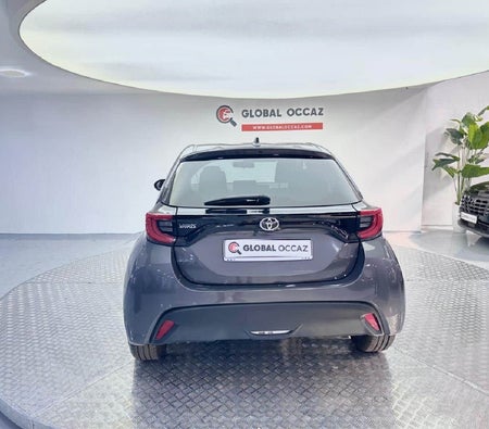 Koyu gri Toyota Yaris 2022