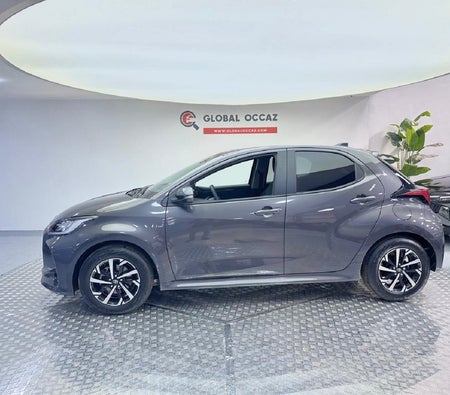 Koyu gri Toyota Yaris 2022