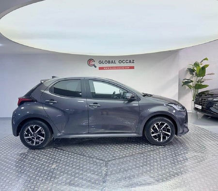 Koyu gri Toyota Yaris 2022