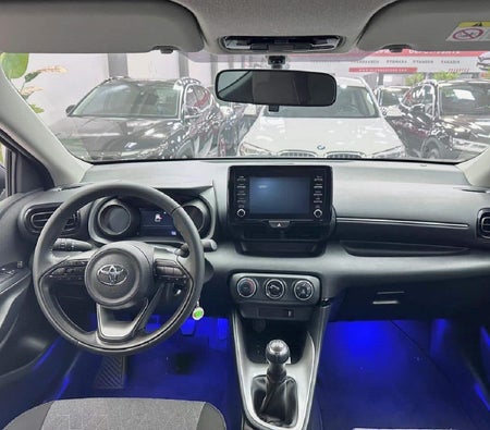 Koyu gri Toyota Yaris 2022