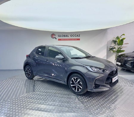 Koyu gri Toyota Yaris 2022