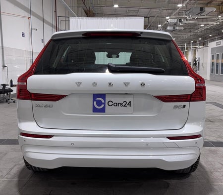 White Volvo XC60 B5 Core 2024