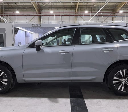 Silver Volvo XC60 CORE 2024