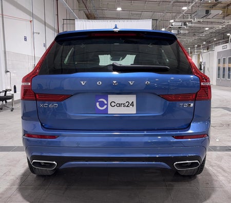 Голубой Volvo XC60 T5 R Design 2021 год