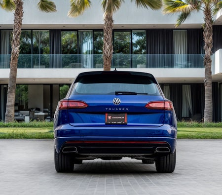 Голубой Volkswagen Touareg R-Line 2021 год