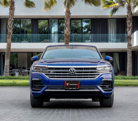 Голубой Volkswagen Touareg R-Line 2021 год