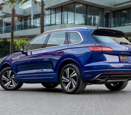 Голубой Volkswagen Touareg R-Line 2021 год