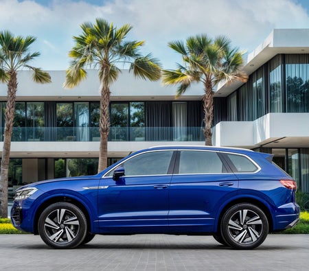 Голубой Volkswagen Touareg R-Line 2021 год