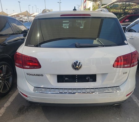 White Volkswagen Touareg 2013