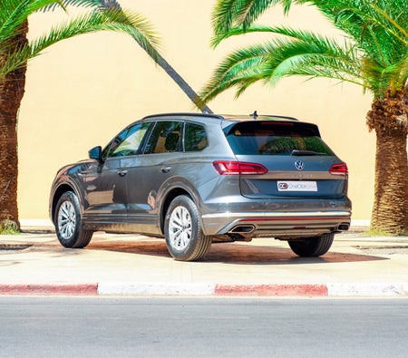 Grau Volkswagen Touareg 2023