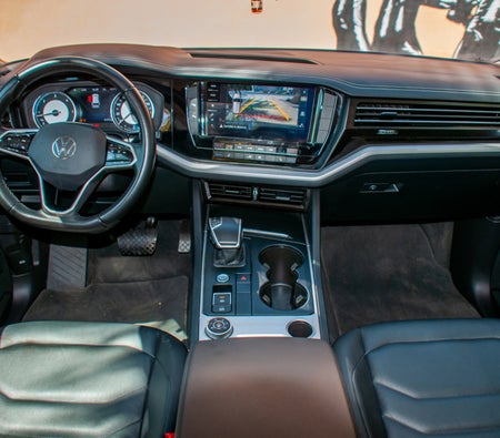Grau Volkswagen Touareg 2023