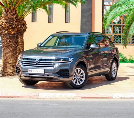Grau Volkswagen Touareg 2023