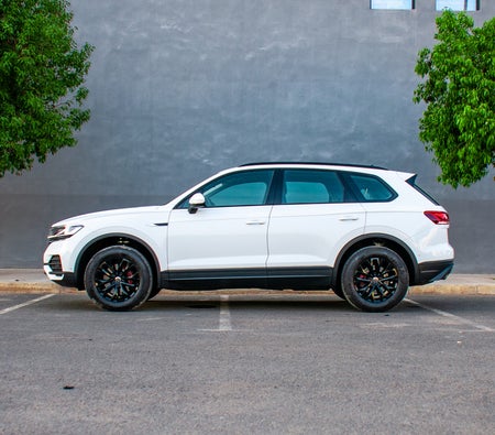 White Volkswagen Touareg 2024 White Volkswagen Touareg 2024