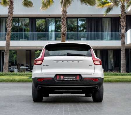 White Volvo XC40 B4 Ultimate Dark 2023