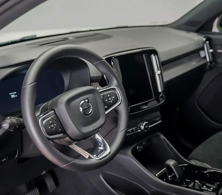 Beyaz Volvo XC40 B4 Ultimate Dark 2024