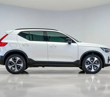 Beyaz Volvo XC40 B4 Ultimate Dark 2024