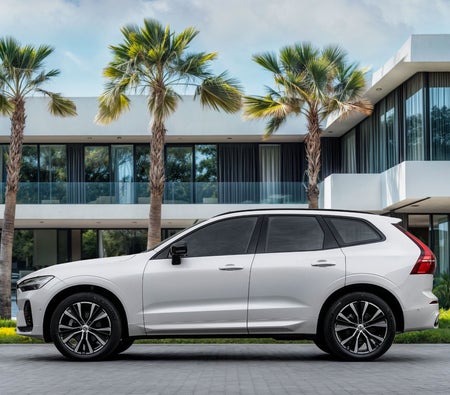 أبيض فولفو XC60 B5 Ultimate Dark 2024
