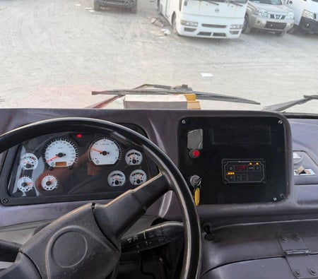 Weiß Ashok Leyland Falcon 2016