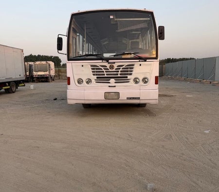 Weiß Ashok Leyland Falcon 2016