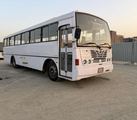 Weiß Ashok Leyland Falcon 2016