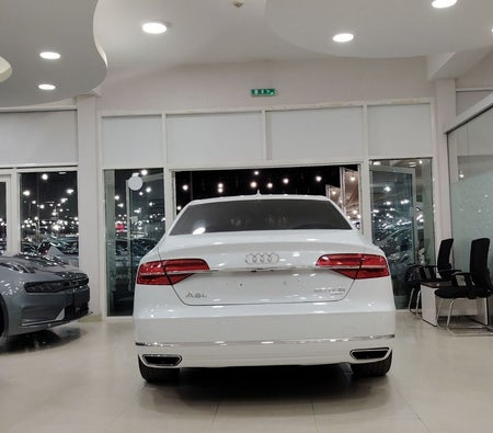 Белый Audi A8 2016 год