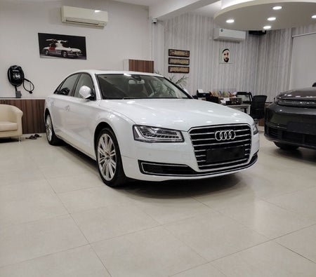 Белый Audi A8 2016 год